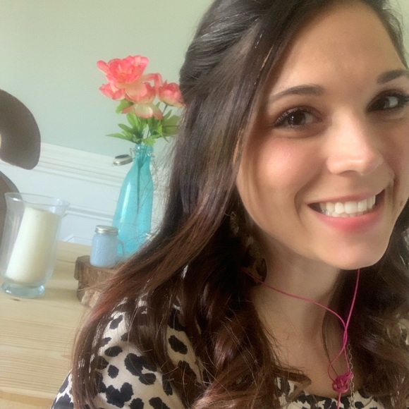 Meet your Posher, Danielle - Picture 2 of 3